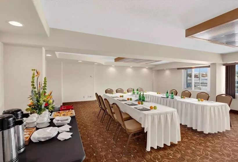 Travelodge Hotel By Wyndham Saskatoon