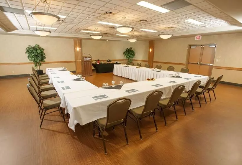 Travelodge Hotel By Wyndham Saskatoon