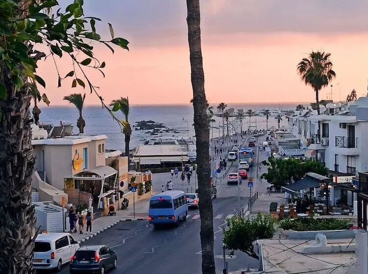 هتل Dionysos Central