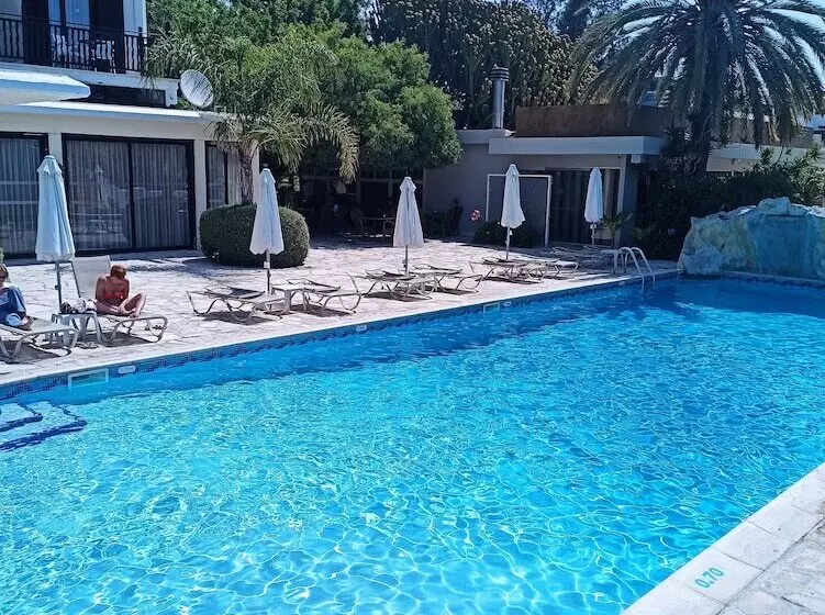 هتل Dionysos Central