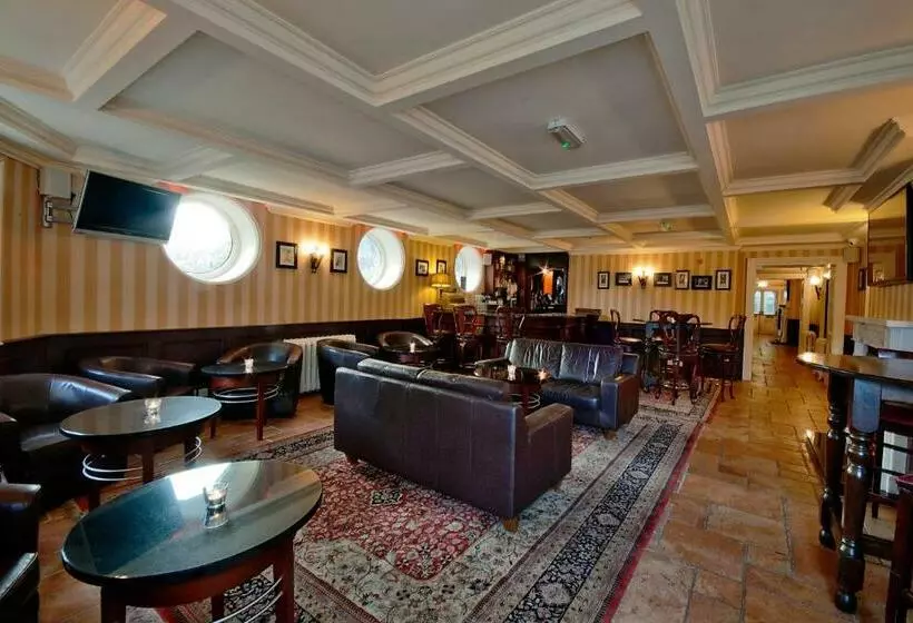 Отель Finnstown Castle