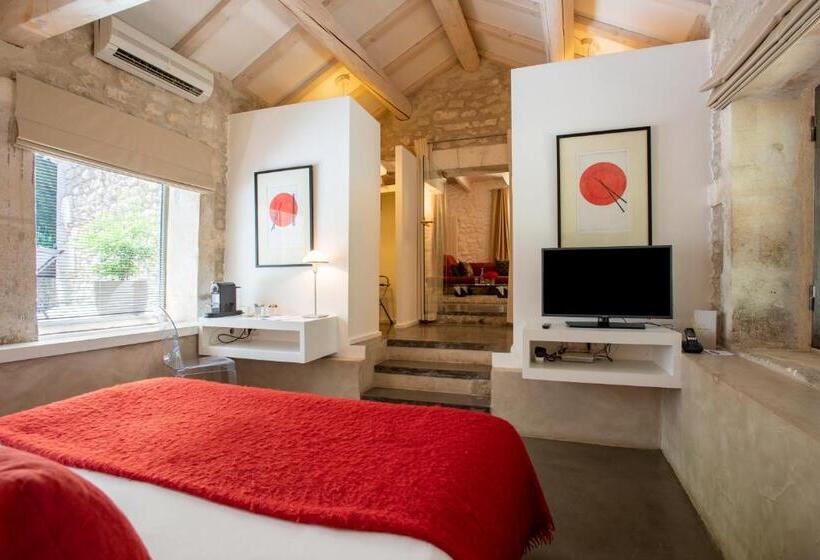 هتل Château Des Alpilles