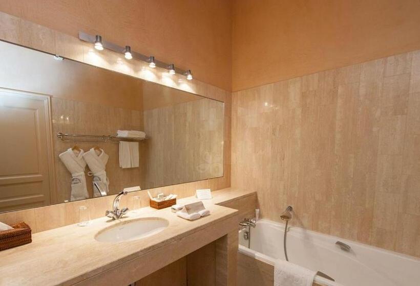 هتل Château Des Alpilles