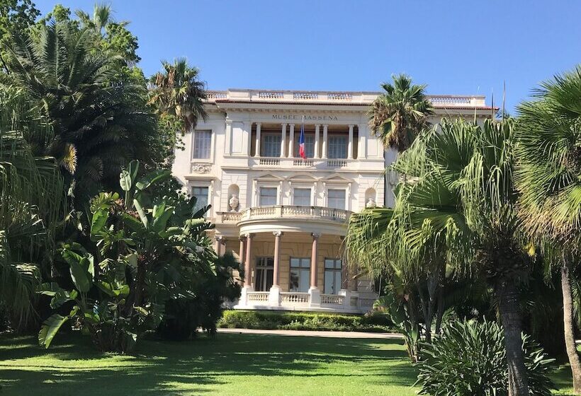 هتل De La Fontaine