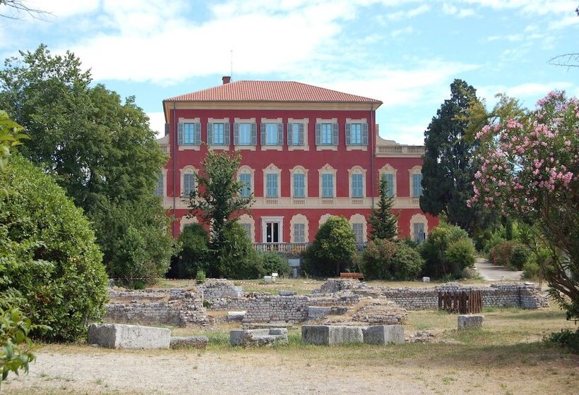 هتل De La Fontaine