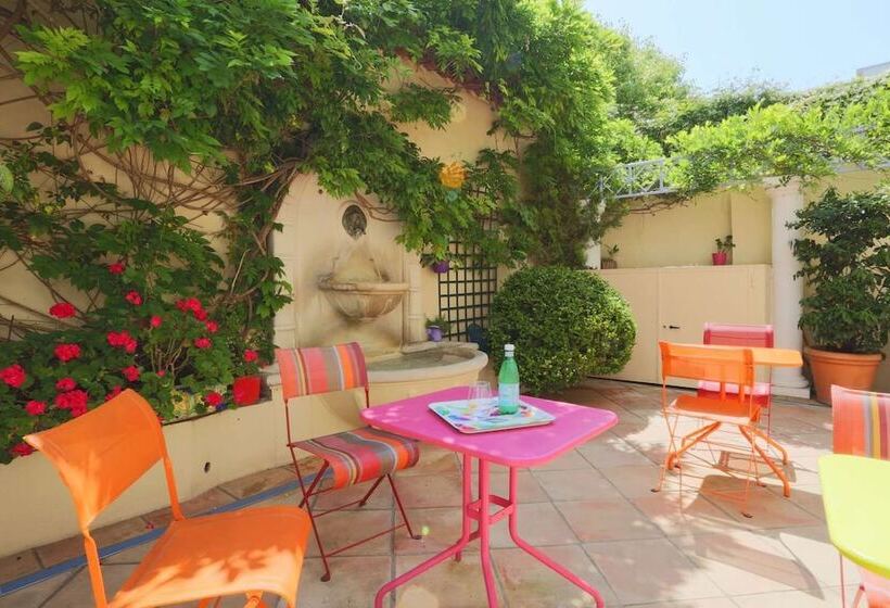 هتل De La Fontaine