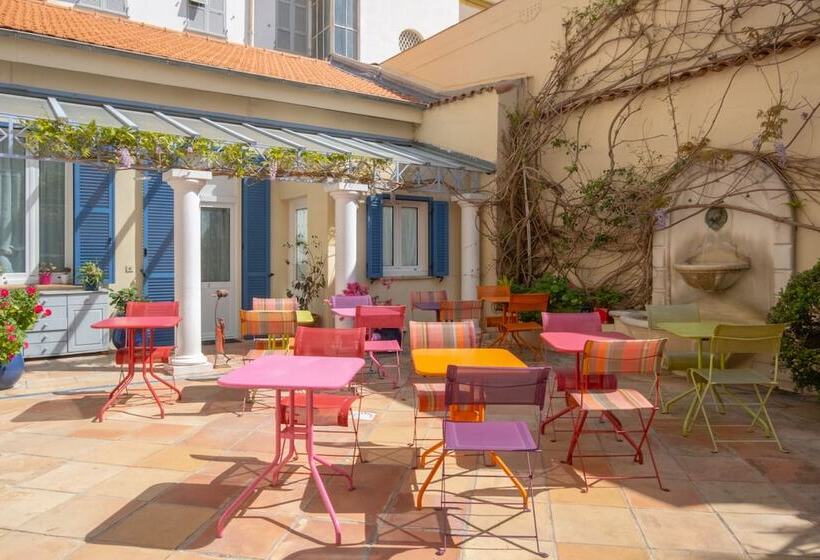 هتل De La Fontaine