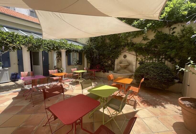 هتل De La Fontaine