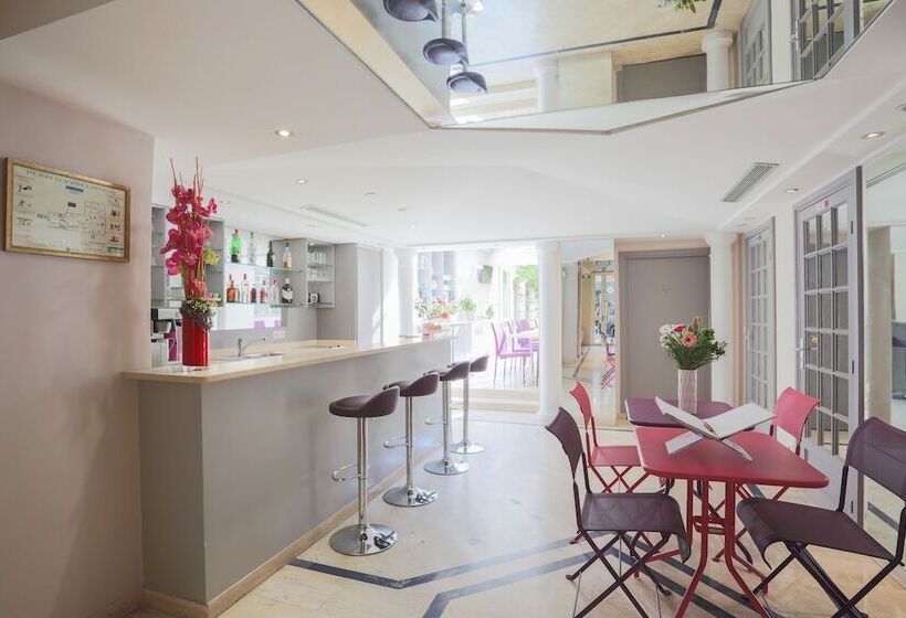 هتل De La Fontaine