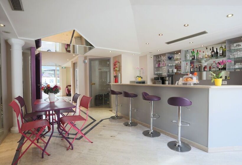 هتل De La Fontaine