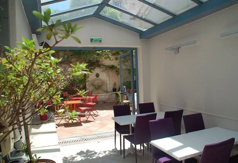 هتل De La Fontaine