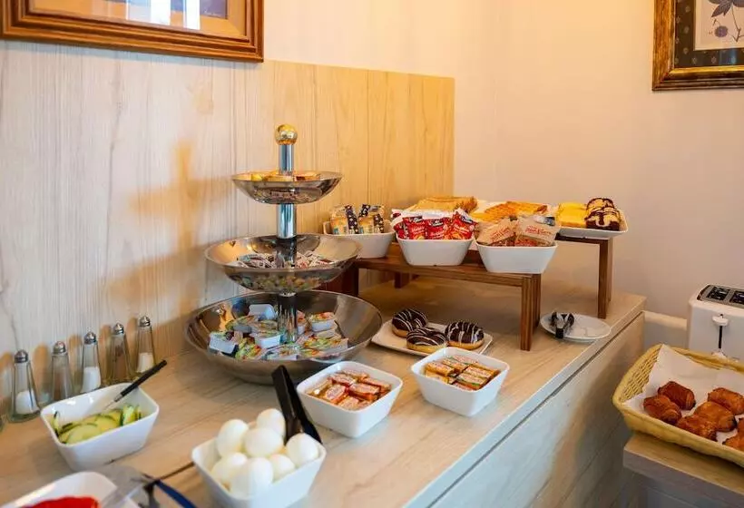 Отель Kyriad Creil   Chantilly Nord