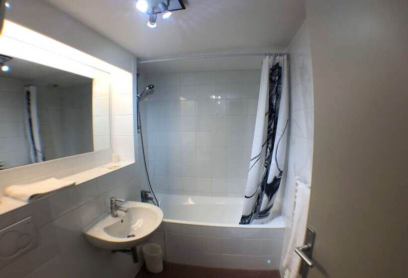 هتل Kyriad Creil Chantilly Nord