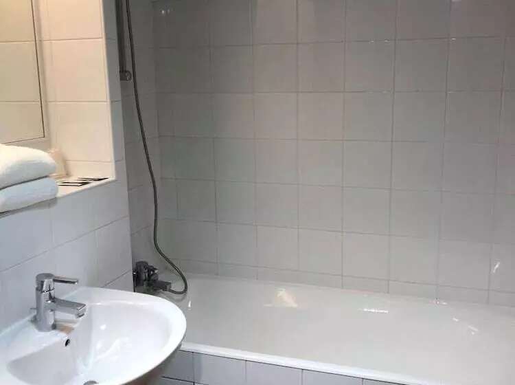 Отель Kyriad Creil   Chantilly Nord