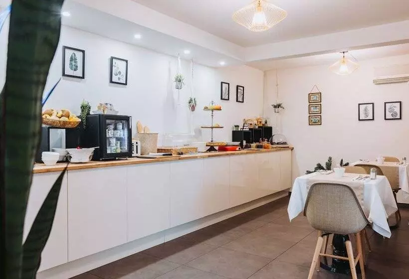 Отель Hôtel La Villa Cannes