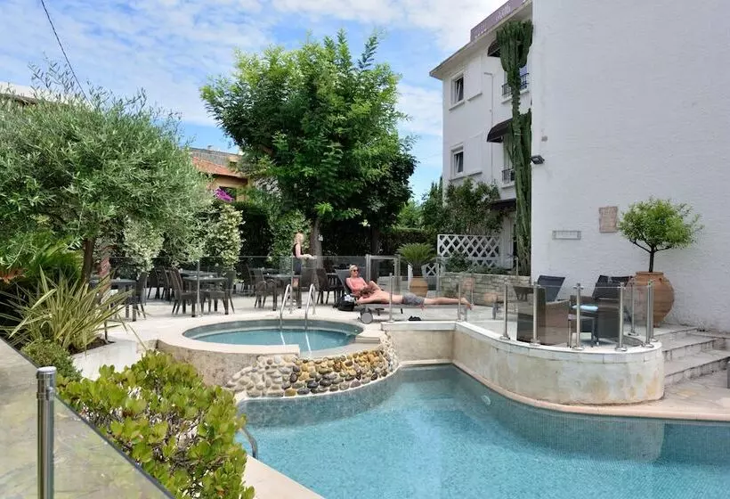 Отель Hôtel La Villa Cannes