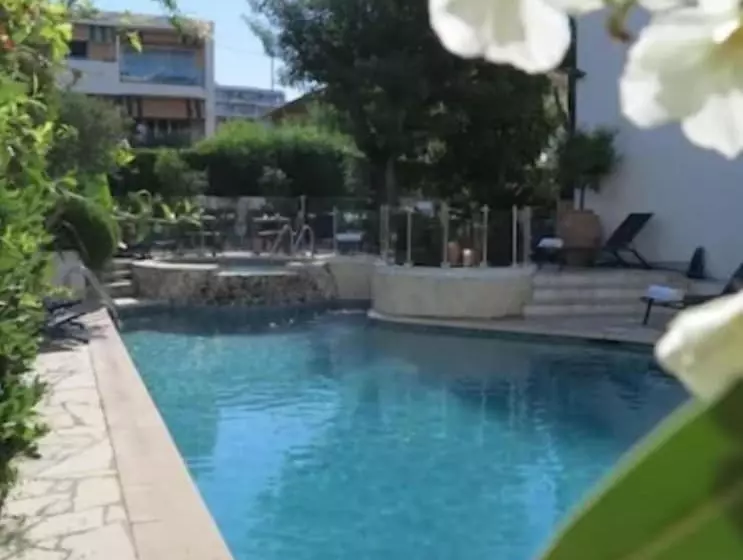 Отель Hôtel La Villa Cannes