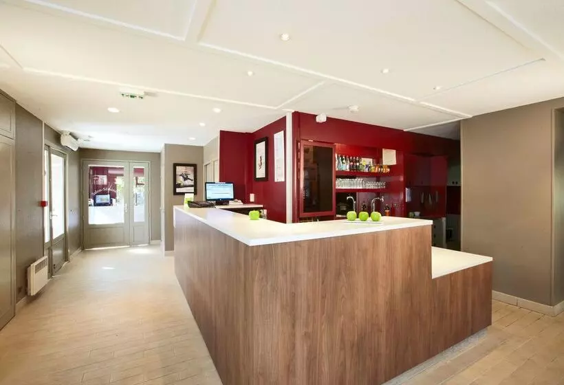 호텔 Campanile Plaisir