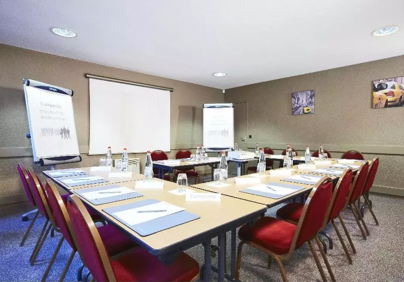 호텔 Campanile Plaisir