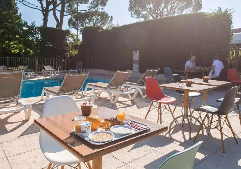 Otel Ibis Avignon Sud