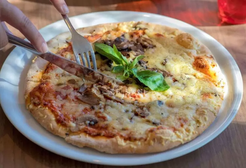 בית מלון כפרי Campanile Montesson Le Vesinet