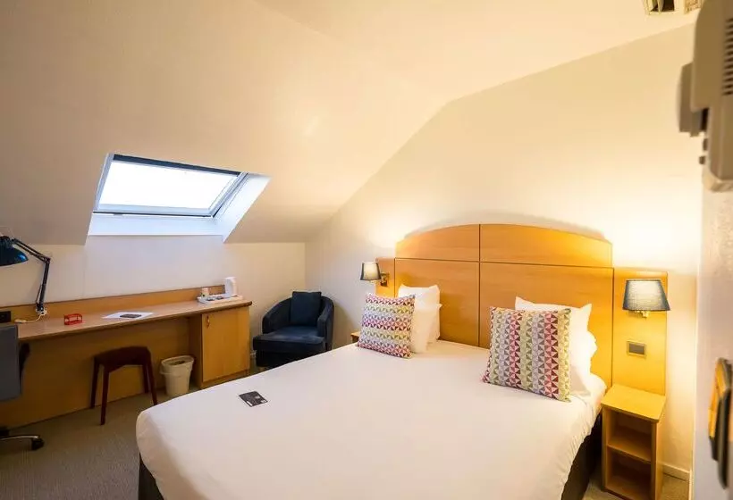 בית מלון כפרי Campanile Montesson Le Vesinet