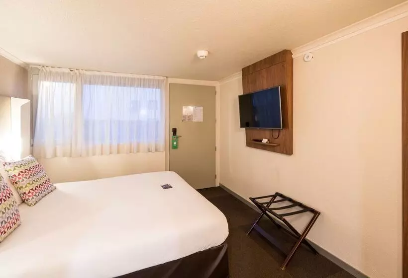 בית מלון כפרי Campanile Montesson Le Vesinet