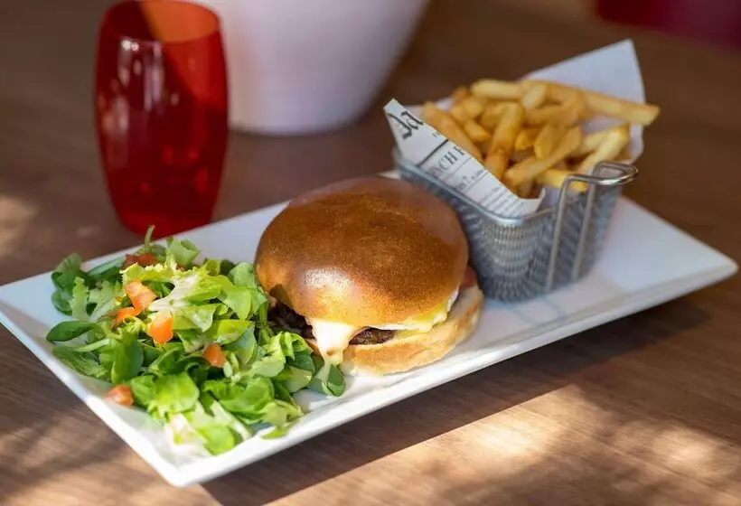 בית מלון כפרי Campanile Montesson Le Vesinet