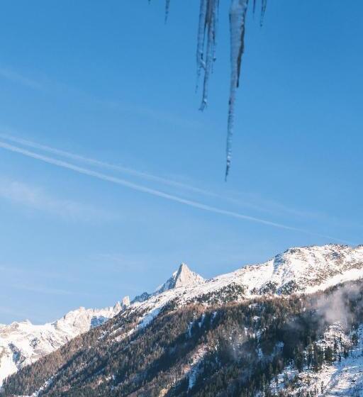 هتل Chalet Hôtel Le Prieuré & Spa