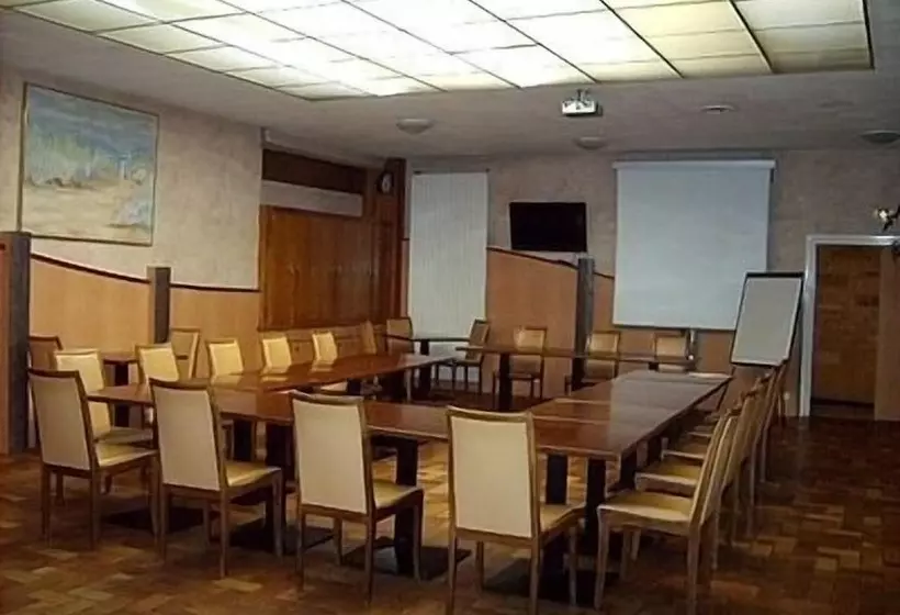 Отель Hôtel Le Chêne Vert