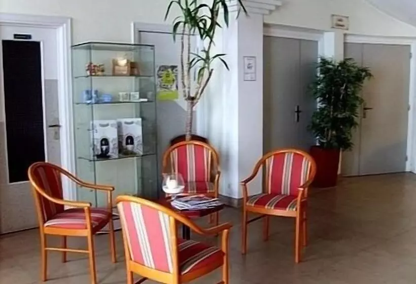 Отель Hôtel Le Chêne Vert