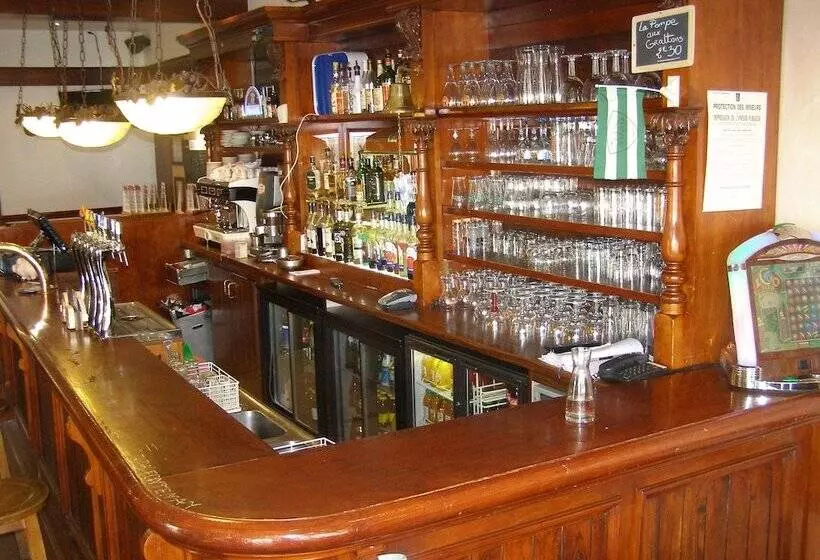 Отель Hôtel Le Chêne Vert