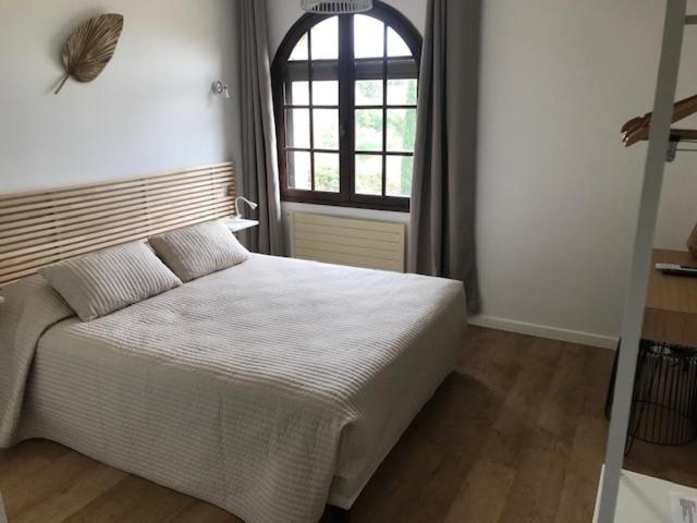 هتل Logis Hôtel Le Manoir & Lounge