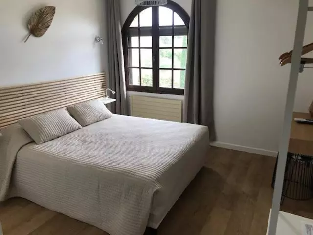 Отель Logis Hôtel Le Manoir & Lounge