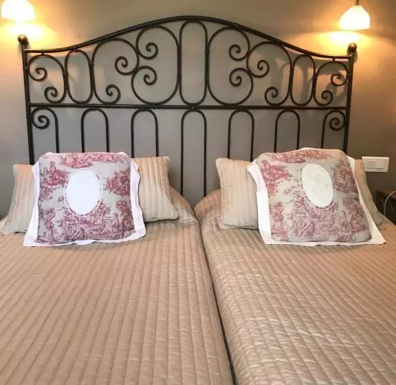 Отель Logis Hôtel Le Manoir & Lounge