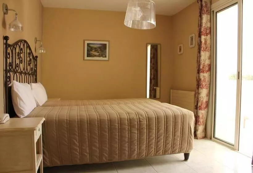 Отель Logis Hôtel Le Manoir & Lounge