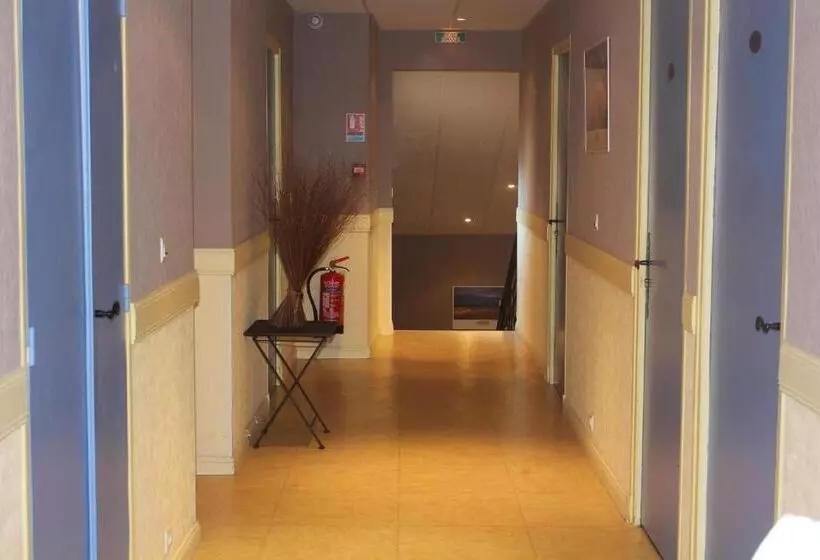 Отель Logis Hôtel Le Manoir & Lounge