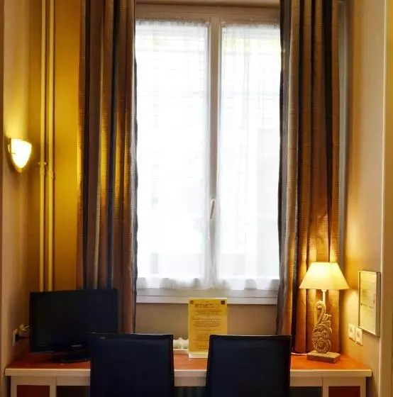 هتل Logis Hôtel Restaurant Le Monarque