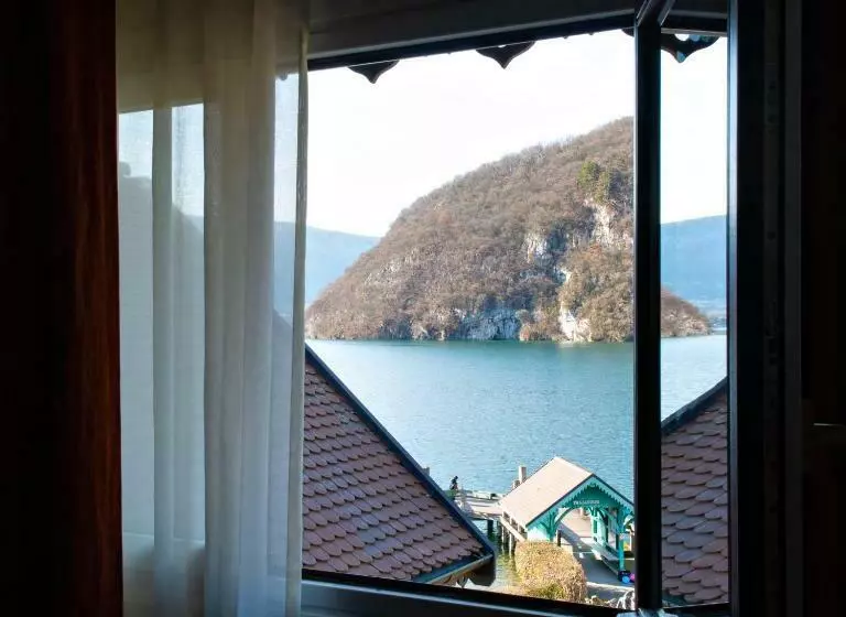 Отель Auberge Du Pere Bise  Jean Sulpice