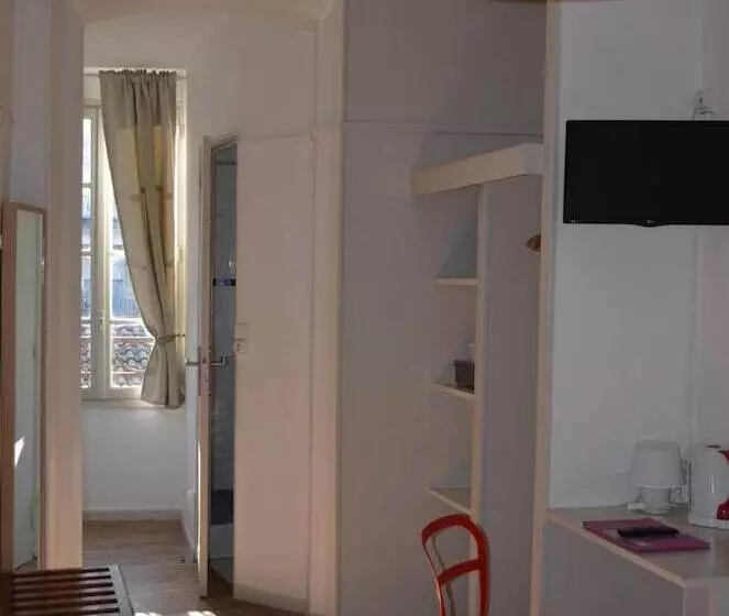 هتل Hôtel Les Corps Saints