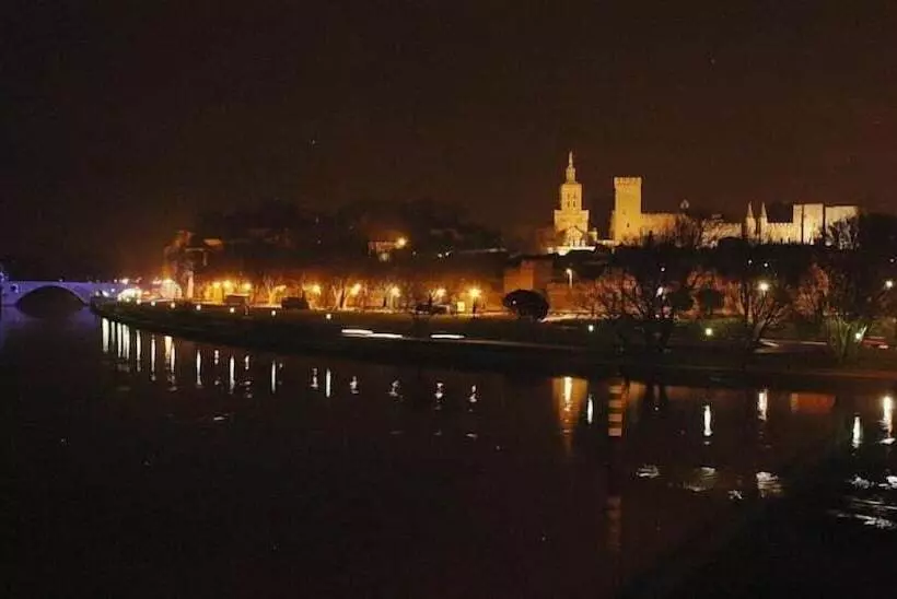 هتل Hôtel Les Corps Saints