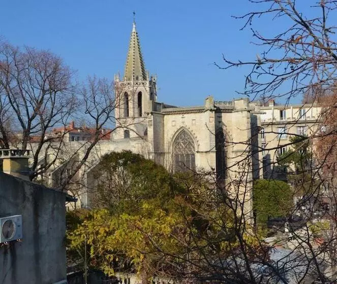 هتل Hôtel Les Corps Saints