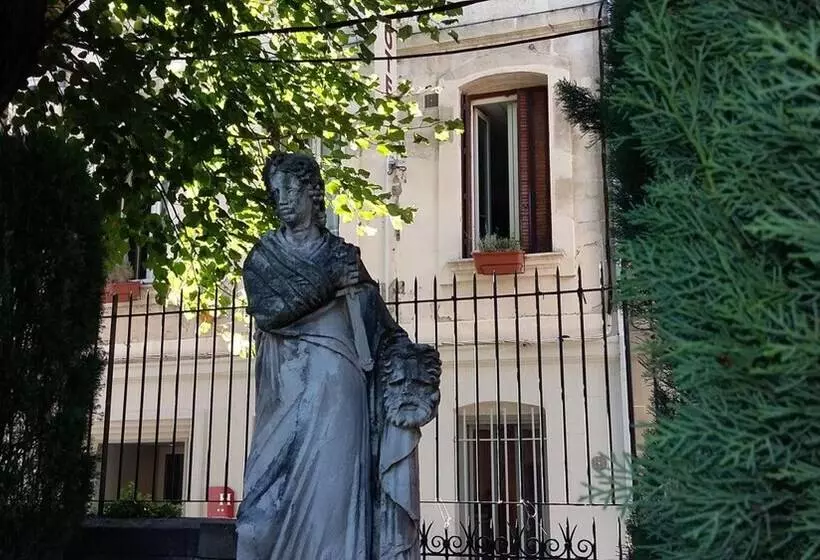 هتل Hôtel Les Corps Saints