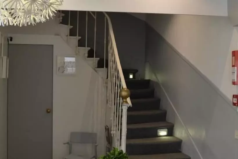 هتل Hôtel Les Corps Saints