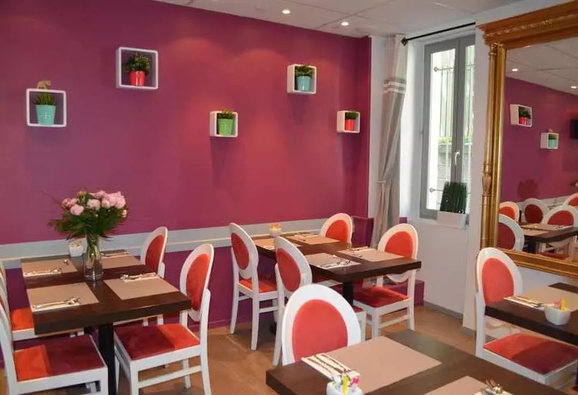 هتل Hôtel Les Corps Saints