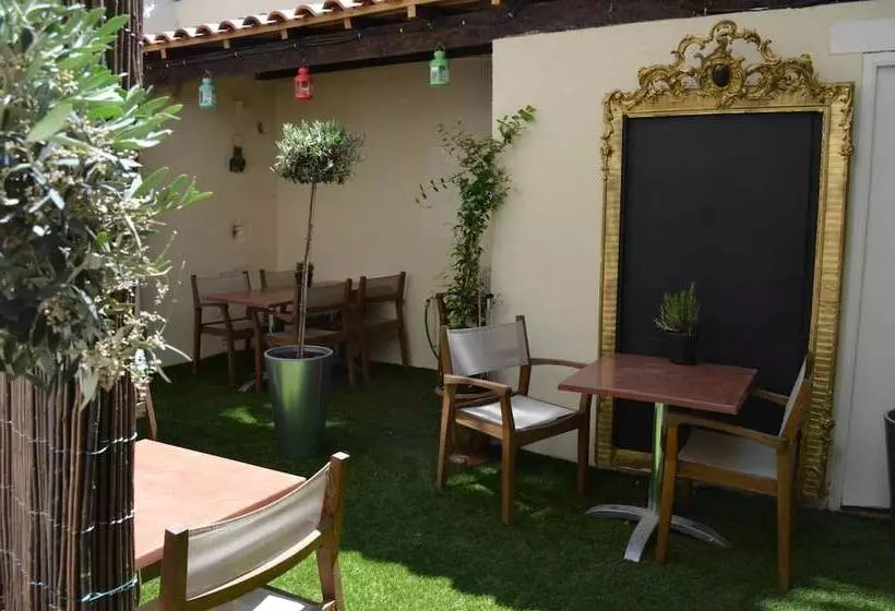 هتل Hôtel Les Corps Saints