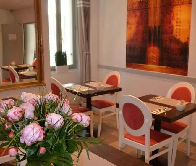 هتل Hôtel Les Corps Saints