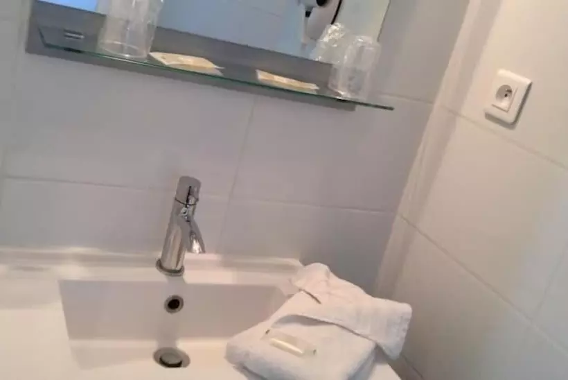 هتل Hôtel Les Corps Saints