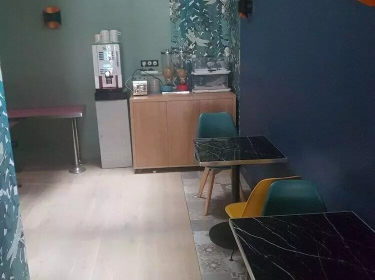 Panam Hotel Paris Gambetta  Place Gambetta Mairie Du 20 Emme