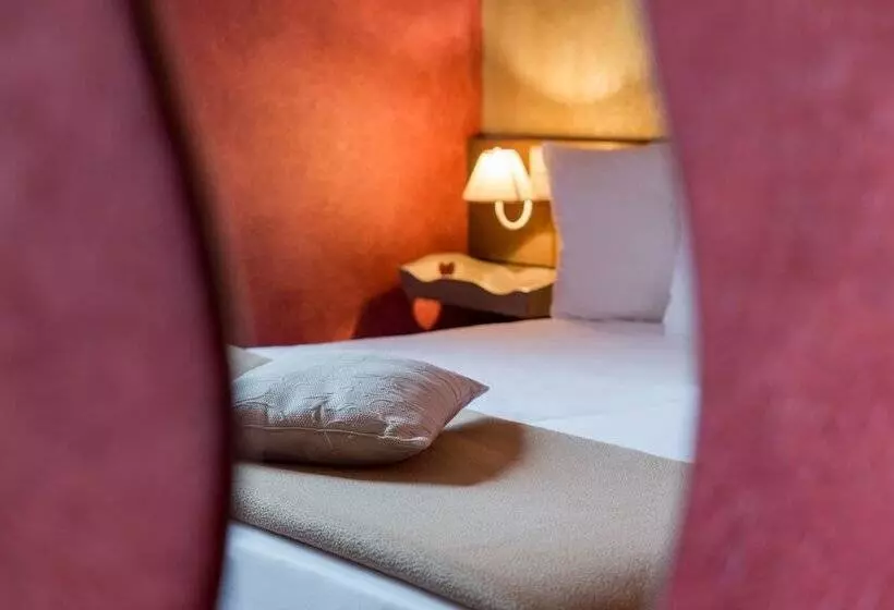 Hotel The Originals Access, Hostellerie Des Pins